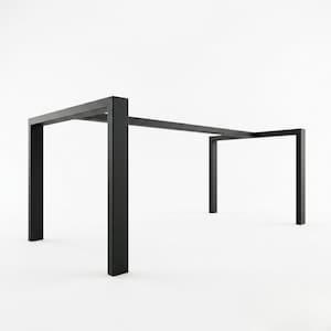Può includere: Un telaio per tavolo in metallo nero caratterizzato da una struttura rettangolare con quattro gambe verticali collegate da barre di supporto orizzontali. Il telaio presenta una finitura opaca e un design geometrico pulito e lineare.