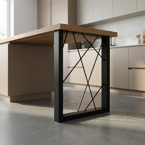 Op de afbeelding: Een modern keukeneiland met een lichtbruin houten werkblad en zwarte metalen steunpoten. De poten hebben een geometrisch ontwerp. Het eiland staat tegen een neutrale keukenachtergrond.