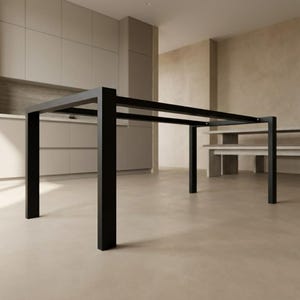 Peut inclure: Table moderne en métal noir, avec un cadre rectangulaire et quatre pieds robustes. Le design minimaliste de la table s'harmonise avec l'intérieur aux tons neutres. La table mesure environ 183 cm de long.