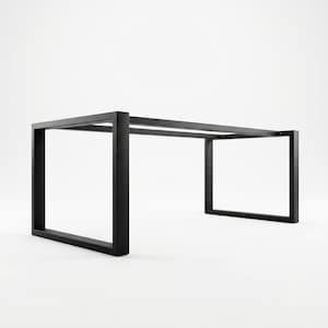 Peut inclure: Une base de table rectangulaire fabriquée en tubes de métal noir mat. La structure se compose de deux pieds en forme de U reliés par deux barres de support horizontales sur le dessus, formant un cadre ouvert et robuste pour un plateau.