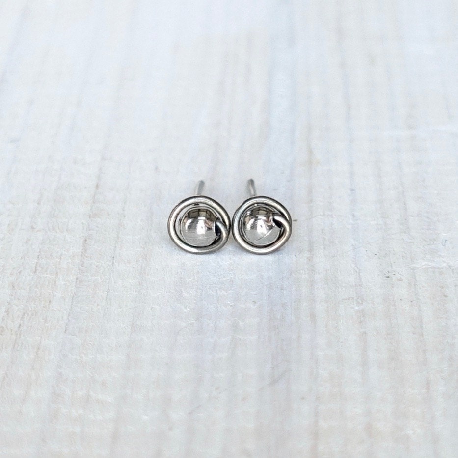 Small niobium stud earrings niobium earrings silver stud Etsy