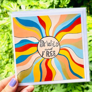 Tarjeta de felicitación "Sé salvaje y libre" / Obra de arte abstracta colorida / Tarjeta de amistad para cualquier ocasión / Letras de afirmación de positividad del sol