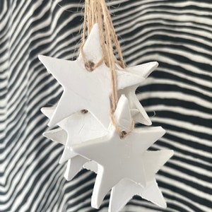 Stelle di argilla bianca • Set da 5 o 10 decorazioni rustiche scandinave per l'albero di Natale • Mini decorazioni a forma di stella contemporanea • Decorazioni per bomboniere