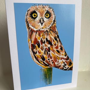 以下が含まれることがあります： クリーム色、ライトグレー、ダークグレーの3色の、つや消し仕上げの陶器製マグカップのセット。各マグカップはシンプルでミニマルなデザインで、丸みを帯びたハンドルが付いています。