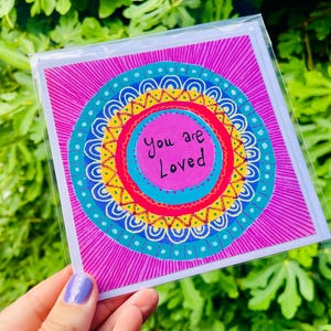 Carte d'art mandala You Are Loved/ Citations positives/ Carte d'anniversaire fille/ uvre d'art abstraite colorée pour amateur de yoga/Amitié/