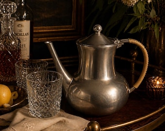 Tetera de peltre de estilo moderno de mediados de siglo, con asa de ratán, cafetera Royal Holland Tiel.