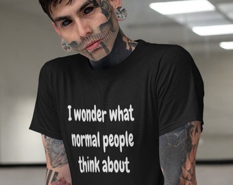 Op de afbeelding: Zwart T-shirt met witte tekst die luidt: "Ik vraag me af wat normale mensen denken".
