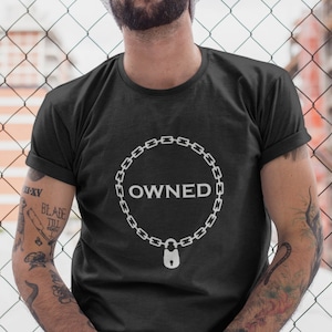 Camiseta propia. Camisa con cuello de cadena y candado para sub