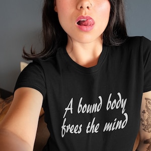 Camiseta Un cuerpo atado libera la mente