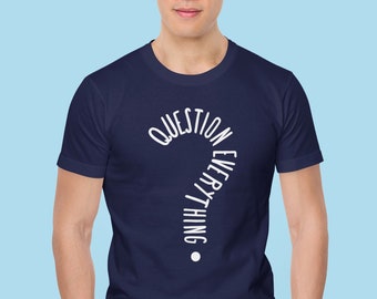 Ifrågasätt allt. Kortärmad unisex-t-shirt. Tänk själv och ifrågasätt saker.