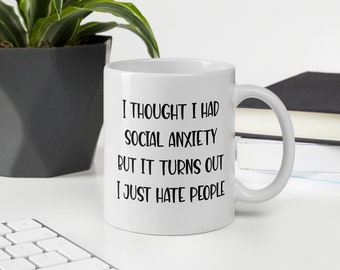 Caneca com humor sobre ansiedade social. Eu achava que tinha ansiedade social, mas descobri que simplesmente odeio pessoas. Caneca de chá/café engraçada e sarcástica.