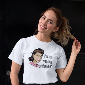 Lustiges nicht Unterwäsche T-Shirt. Ich trage keine Unterwäsche unter einem Retro-Lady-Shirt.