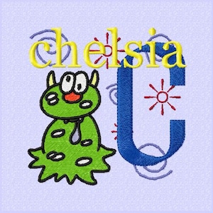Peut inclure: Un monstre vert avec un nez rouge et une cravate bleue, avec le nom "chelsea" brodé en jaune au-dessus. La lettre "C" est brodée en bleu sous le monstre.