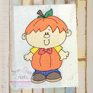 Pode incluir: Desenho bordado de uma criança sorridente vestida de abóbora para o Halloween. A criança está usando uma camisa amarela, uma gravata borboleta vermelha, calças azuis e sapatos marrons. A abóbora é laranja com um caule e uma folha verdes.