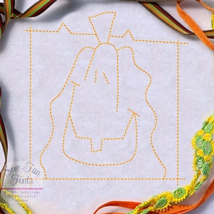 Pode incluir: Um design de bordado digital de um rosto de abóbora de Halloween com um contorno costurado. O design está sobre um fundo branco.