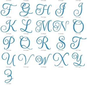 Puede incluir: Un conjunto de 26 letras bordadas azules en una fuente cursiva, cada letra mide 5 cm de alto y se muestra sobre un fondo blanco.