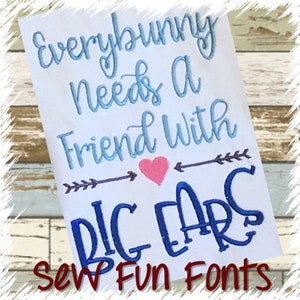 以下が含まれることがあります： 「Everybody needs a friend with big ears」という青い文字とピンクの文字で刺繍されたデザイン。デザインには、矢印が2本とハートも含まれています。デザインの下には「Sew Fun Fonts」という文字があります。