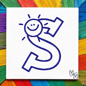 Könnte beinhalten: Blau gestickter Buchstabe S mit einer lächelnden Sonne oben drauf. Der Buchstabe ist mit blauem Faden auf weißem Hintergrund umrandet.