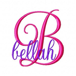 Puede incluir: Una letra B bordada en rosa con el nombre "bellah" escrito en cursiva morada debajo.