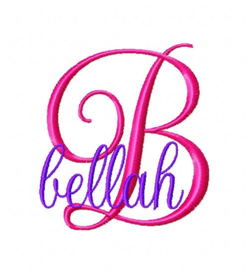 Puede incluir: Una letra B bordada en rosa con el nombre "bellah" escrito en cursiva morada debajo.