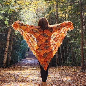 Herbstlaub Schal Top-down Häkelanleitung von Anna Stoklosa, Designerin