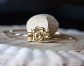 Camera Bangle/Camera Bracelet/Gold Steampunk Jewelry/Photographer Jewelry/Shutterbug Bangle Bracelet/Adventure Bracelet