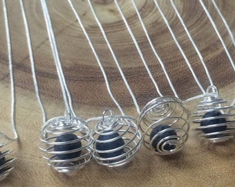 Colar de aromaterapia com pedra vulcânica • Difusor em gaiola banhado a prata