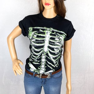 Vintage Skeleton T-shirt 1980s Single Stitch Size Small, Vintage Halloween Ribcage Shirt, Vintage Halloween T-shirt, 80s Halloween Tee Small