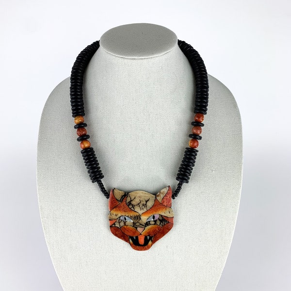 Collier de chat grognant des années 1980 avec incrustation de coquillages, collier de visage de chat incrusté de perles de bois des années 80, collier de chat épais des années 80, collier de dame de chat fou des années 80