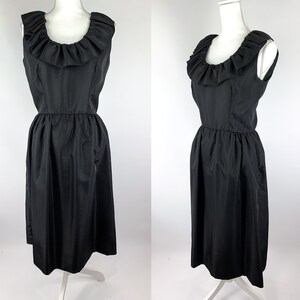 60er 70er Jahre Kleines Schwarzes Gr. 10, Vintage 60er Jahre Schwarzes Kleid mit Rüschenausschnitt, 60s Schwarzes Kleid mit tailliertem Oberteil und Taschen Gr. 10