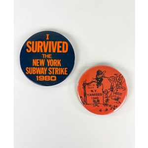 ヴィンテージ 1980 ニューヨーク ピンバック バッジ 2 個セット、I Survived the New York Subway Strike 1980 ピンバッジ、Rest in Peace NY Yankees 1980 ピン