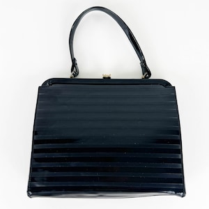 Vintage 60er Jahre MCM Schwarze Patent Handtasche, 60er Jahre Gestreifte Schwarze PVC Handtasche mit Henkel, Midcentury Schwarz Gestreifte Geldbörse, 60er Jahre Klapphandtasche