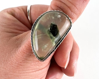 Vintage 90s Prehnite with Tourmaline Inclusion Ring Size 9, Vintage Prehnite Ring Pre-Owned, 90s Green Crystal Teardrop Ring Size 9