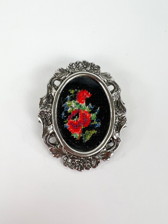 Vintage 1980s Grannycore Needlepoint Brooch, 80s … - image 2