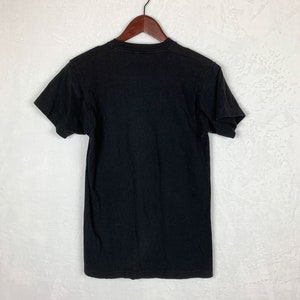 Op de afbeelding: Een zwart T-shirt met korte mouwen en een ronde hals.