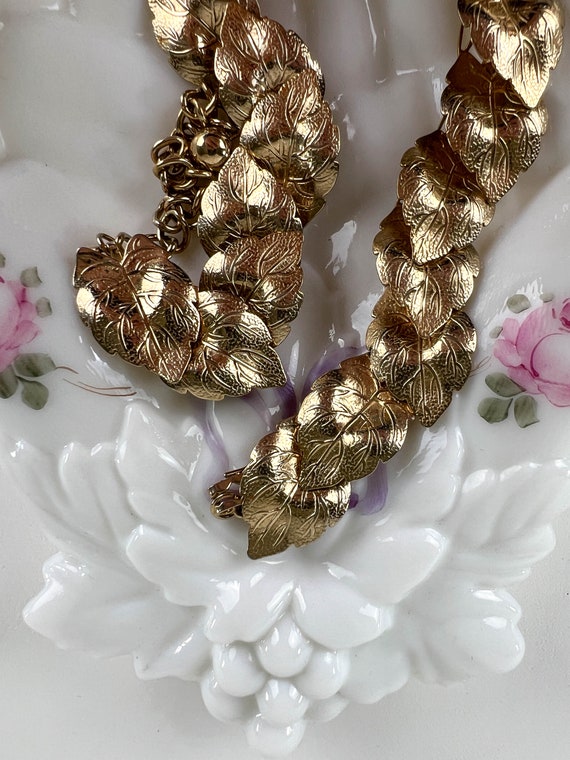 Vintage 1960s Gold Tone Leaf Choker Necklace, Vin… - image 5