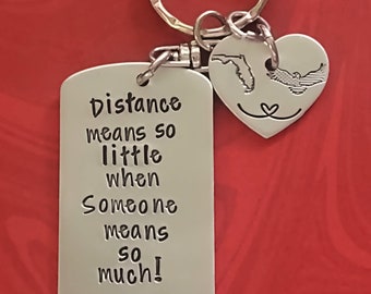 Regalo de relación de larga distancia, llavero personalizado, la distancia significa tan poco cuando alguien significa tanto