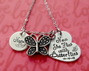 Collana commemorativa a forma di farfalla, gioielli personalizzati "Ora vola con le farfalle", regalo commemorativo per la nonna, in amorevole ricordo della mamma Nana