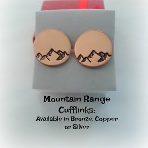 Puede incluir: Un par de gemelos redondos de cobre con un dise&ntilde;o de cordillera.  Gemelos de cordillera: Disponibles en bronce, cobre o plata.