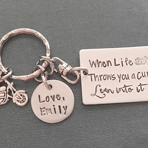 Handstämplad motorcykelnyckelring, När livet kastar dig en kurva luta dig in i det, Harley Davidson, motorcykelnyckelring, motorcykeltjej, Harley-mamma