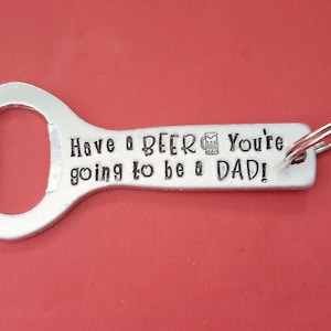 Diventerai papà, regala una birra, apribottiglie, annuncio di gravidanza timbrato a mano, regalo dalla fidanzata moglie, regalo per il nuovo nonno