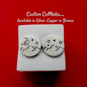 Puede incluir: Un par de gemelos de plata con un dise&ntilde;o de cordillera y estrellas. Gemelos personalizados... Disponibles en plata, cobre o bronce.