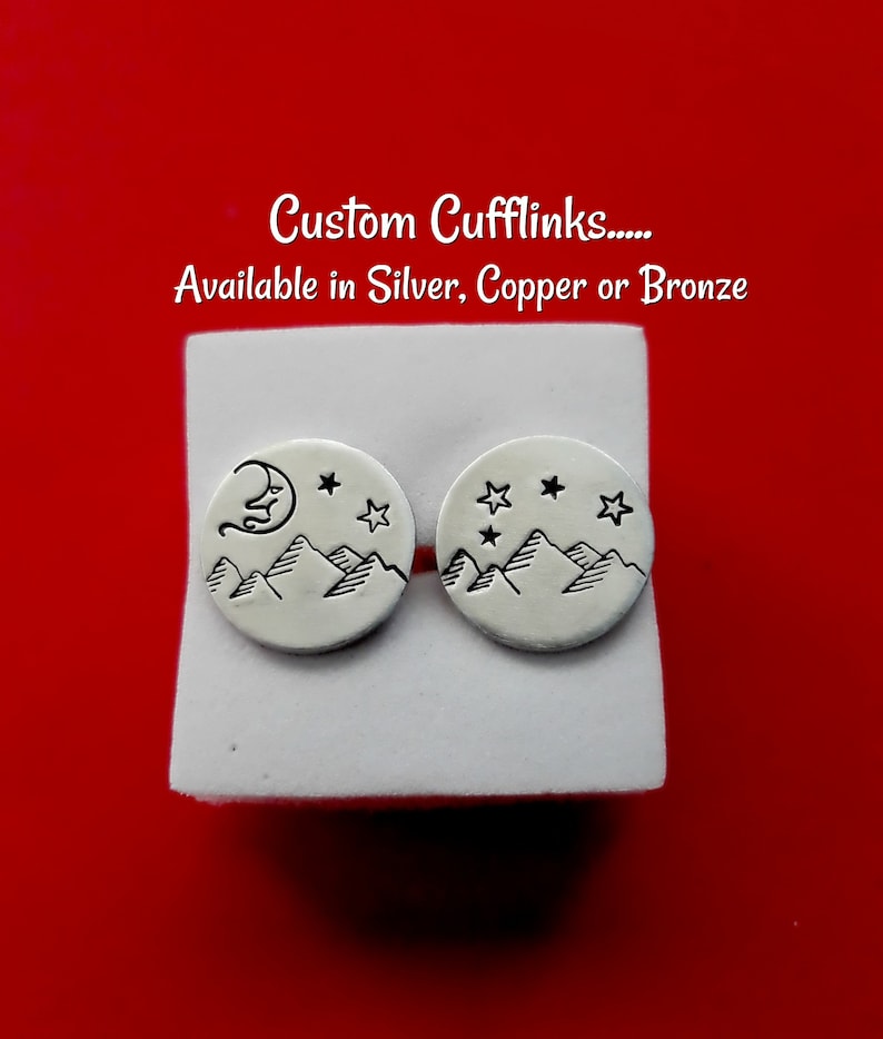 Puede incluir: Un par de gemelos de plata con un dise&ntilde;o de cordillera y estrellas. Gemelos personalizados... Disponibles en plata, cobre o bronce.