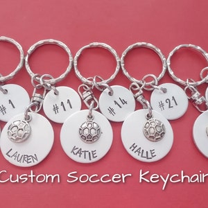 Personalisierte Fußball Schlüsselanhänger, Hand gestempelt Name Keychain, Geschenk für Fußballspieler, Geschenk für Trainer, Team Geschenk, Geschenk zum Saisonende, graviert