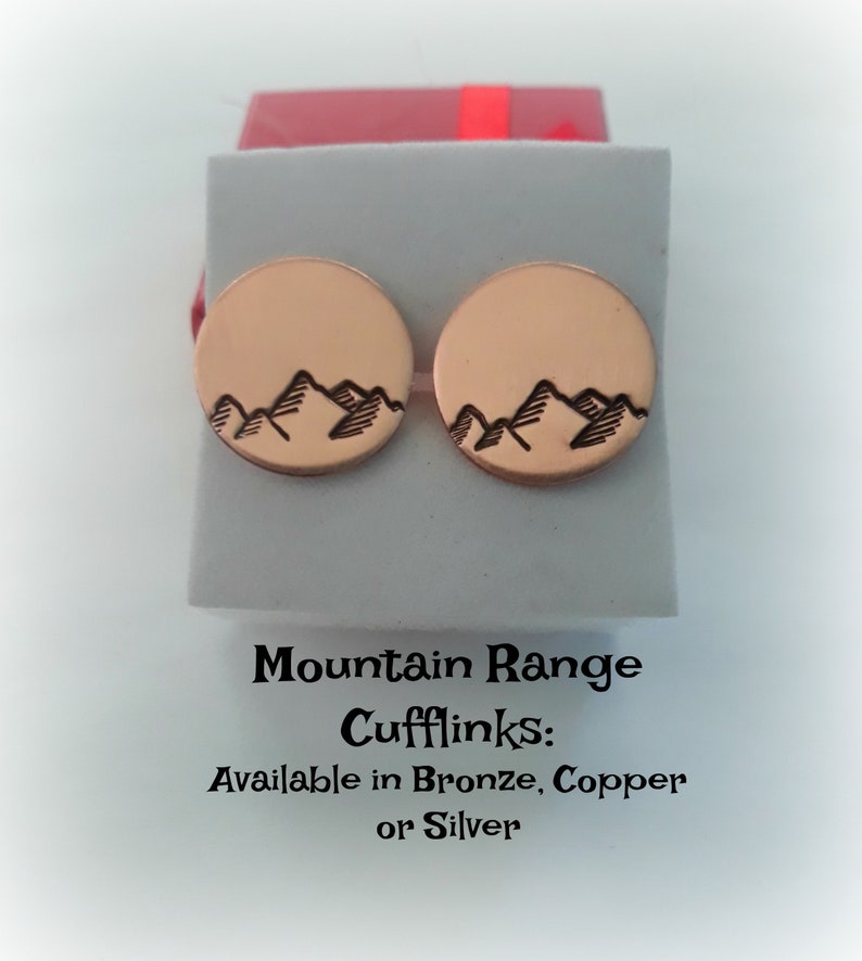 Puede incluir: Un par de gemelos redondos de cobre con un dise&ntilde;o de cordillera.  Gemelos de cordillera: Disponibles en bronce, cobre o plata.