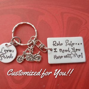 Portachiavi da moto, Viaggia in sicurezza. Portachiavi da moto &quot;Ho bisogno di te qui con me&quot;, regalo da motociclista con timbro a mano, regalo Harley Davidson, Viaggia in sicurezza