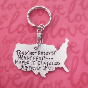 Porte-clés cadeau de déménagement longue distance, porte-clés carte des États-Unis estampillé à la main, amitié LDR, ensemble pour toujours jamais séparés peut-être à distance