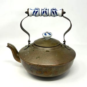 Vintage koppar- och mässingstekniker i keramik, blåvit knopp med handtag, Cottage Farmcore