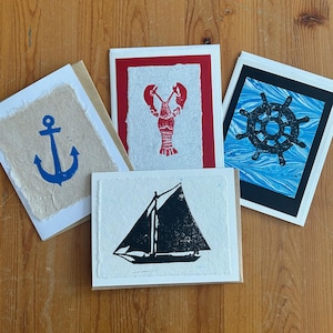 Conjunto de quatro cartões de felicitações feitos à mão em linóleo, em branco por dentro, com envelopes, impressos à mão
