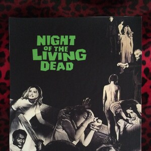 Puede incluir: Un póster en blanco y negro con el título "NIGHT OF THE LIVING DEAD" en letras verdes. El póster presenta un collage de imágenes de la película, incluyendo un zombi, una mujer con un vestido blanco y un hombre con una pistola.